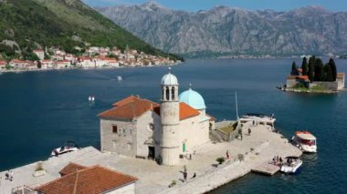 Aziz George Adası ve Karadağ 'ın Perast kentindeki Kayalıkların Efendisi Kilisesi. Boka Kotor Körfezi kıyısındaki Kaya Adası Leydimiz ve Perast Kilisesi (Boka Kotorska), Karadağ, Avrupa. 