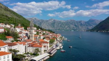 Karadağ 'ın ünlü Kotor Koyu' ndaki tarihi Perast kasabasının mavi gökyüzü ve yaz aylarında bulutlarla dolu güneşli güzel bir günü. Karadağ 'ın Kotor Körfezi' ndeki tarihi Perast kenti yazın.