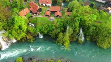 Hırvatistan 'ın Slunj kenti yakınlarındaki Rastoke köyü, Korana nehrinin şelalelerindeki eski su değirmenleri, güzel kırsal alanlar. Hırvatistan 'ın Rastoke köyünde nehir ve az şelale manzarası.