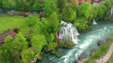 Hırvatistan 'ın Slunj kenti yakınlarındaki Rastoke köyü, Korana nehrinin şelalelerindeki eski su değirmenleri, güzel kırsal alanlar. Hırvatistan 'ın Rastoke köyünde nehir ve az şelale manzarası.