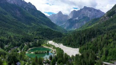 Güzel dağları olan Jasna Gölü. Triglav Ulusal Parkı 'ndaki doğa manzarası. Yeri, Triglav Ulusal Parkı. Kranjska Gora, Slovenya, Avrupa. Slovenya Krajsnka Gora 'da Jasna Dağı. 