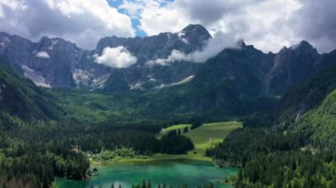 İtalya 'daki Lago Fusine Gölü. Arka planda Mangart zirvesi olan Fusine Gölü. Julian Alps 'in popüler seyahat yeri. Konum: Tarvisio komünü, Udine ili, İtalya, Avrupa.