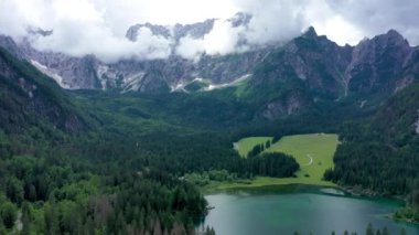 Fusine Gölü (Lago Superiore di Fusine) ve Mangart Dağı sıradağları, Julian Alps, Tarvisio, Udine ili, Friuli Venezia Giulia, İtalya, Avrupa. İtalya 'daki Lago Fusine Gölü.