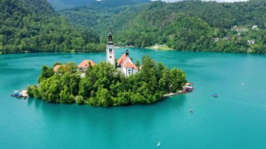 Slovenya 'da Kan Gölü. Güzel dağlar ve küçük hac kilisesi olan Kanlı Göl. Maria 'nın Hacı Kilisesi' yle birlikte adaya ve göle gitti. Kan, Slovenya, Avrupa.