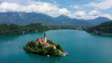 Slovenya 'da Kan Gölü. Güzel dağlar ve küçük hac kilisesi olan Kanlı Göl. Maria 'nın Hacı Kilisesi' yle birlikte adaya ve göle gitti. Kan, Slovenya, Avrupa.