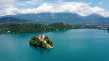 Slovenya 'da Kan Gölü. Güzel dağlar ve küçük hac kilisesi olan Kanlı Göl. Maria 'nın Hacı Kilisesi' yle birlikte adaya ve göle gitti. Kan, Slovenya, Avrupa.