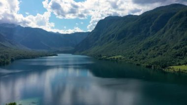 Julian Alps 'teki Bohinj Gölü' nün havadan görünüşü. Slovenya 'nın popüler turistik beldesi. Bohinj Gölü, Aziz John Kilisesi. Triglav Ulusal Parkı, Julian Alps, Slovenya. 