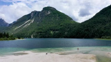 İtalya 'daki Predil Gölü' nün üzerindeki Julian Alps dağlarına küçük bir gölle bakın. Predil Gölü, Friuli İtalya / (Lago del Predil), kuzey İtalya 'da Slovenya sınırı yakınlarındaki güzel alp gölü, İtalya.