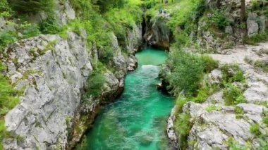 Slovenya Alplerinde Soca Nehri vadisi gibi. Great Soca Gorge (Velika korita Soce), Triglav Ulusal Parkı, Slovenya. Soca Nehri 'nin büyük kanyonu, Bovec, Slovenya. Triglav Ulusal Parkı 'ndaki Soca Vadisi.
