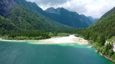 İtalya 'daki Predil Gölü' nün üzerindeki Julian Alps dağlarına küçük bir gölle bakın. Predil Gölü, Friuli İtalya / (Lago del Predil), kuzey İtalya 'da Slovenya sınırı yakınlarındaki güzel alp gölü, İtalya.