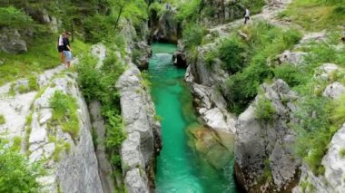 Slovenya Alplerinde Soca Nehri vadisi gibi. Great Soca Gorge (Velika korita Soce), Triglav Ulusal Parkı, Slovenya. Soca Nehri 'nin büyük kanyonu, Bovec, Slovenya. Triglav Ulusal Parkı 'ndaki Soca Vadisi.