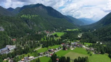 Slovenya 'nın Gozd Martuljek kasabası yazın arka planda güzel doğa ve dağlarla. Slovenya 'daki Gozd Martuljek' in yanındaki dağ manzarası, Gozd Martuljek 'in tepesinden manzara.