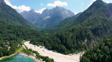 Güzel dağları olan Jasna Gölü. Triglav Ulusal Parkı 'ndaki doğa manzarası. Yeri, Triglav Ulusal Parkı. Kranjska Gora, Slovenya, Avrupa. Slovenya Krajsnka Gora 'da Jasna Dağı. 