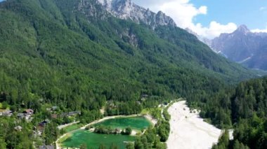 Güzel dağları olan Jasna Gölü. Triglav Ulusal Parkı 'ndaki doğa manzarası. Yeri, Triglav Ulusal Parkı. Kranjska Gora, Slovenya, Avrupa. Slovenya Krajsnka Gora 'da Jasna Dağı. 