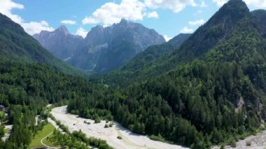 Güzel dağları olan Jasna Gölü. Triglav Ulusal Parkı 'ndaki doğa manzarası. Yeri, Triglav Ulusal Parkı. Kranjska Gora, Slovenya, Avrupa. Slovenya Krajsnka Gora 'da Jasna Dağı. 