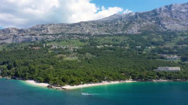 Hırvatistan 'ın Makarska Riviera kentinin Brela kentindeki Punta Rata plajının güzel hava manzarası. Hırvatistan 'ın Makarska Riviera, Brela, Dalmaçya bölgesindeki Punta Rata plajı ve liman manzarası.