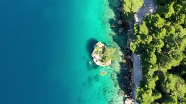 Hırvatistan 'ın Dalmaçya kıyısındaki Brela kentinin Kamen Brela sembolü. Kamen Brela, Makarska Riviera, Dalmaçya, Hırvatistan 'daki küçük ünlü ada.