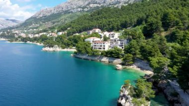 Hırvatistan 'ın Dalmaçya kıyısındaki Brela kentinin Kamen Brela sembolü. Kamen Brela, Makarska Riviera, Dalmaçya, Hırvatistan 'daki küçük ünlü ada.