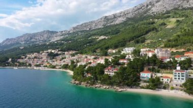 Hırvatistan, Makarska Riviera 'da güzel Brela. Adriyatik Denizi, turkuaz, temiz su ve beyaz kumla. Hırvatistan 'ın Makarska Riviera, Dalmaçya bölgesindeki Brela sahili ve liman manzarası.