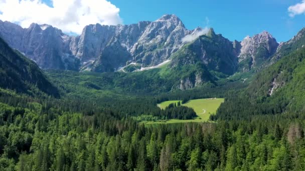 Lago Fusine Lago Superiore Fusine Cordillera Del Monte Mangart Alpes — Vídeos de Stock