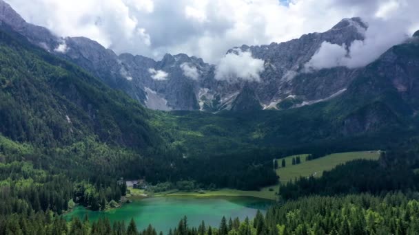 Lago Fusine Lago Superiore Fusine Cordillera Del Monte Mangart Alpes — Vídeos de Stock