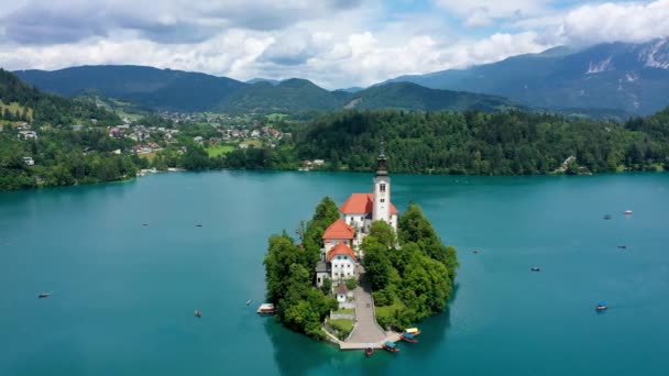 スロベニアの湖 美しい山々と小さな巡礼教会を持つブレッド湖 マリアの仮定の巡礼教会と湖と島を結びました Bled スロベニア ヨーロッパ — ストック動画