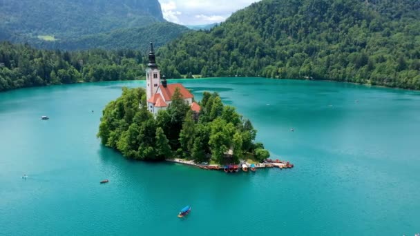 Jezioro Bled Słowenii Piękne Góry Jezioro Bled Małym Kościołem Pielgrzymkowym — Wideo stockowe