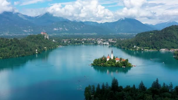 Jezioro Bled Słowenii Piękne Góry Jezioro Bled Małym Kościołem Pielgrzymkowym — Wideo stockowe