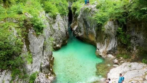 斯洛维尼亚阿尔卑斯山脉的索卡河峡谷令人惊叹 大索卡峡谷 Velika Korita Soce 斯洛文尼亚特里格拉夫国家公园 Soca河大峡谷 斯洛文尼亚Bovec 特里格拉夫国家公园的索卡峡谷 — 图库视频影像