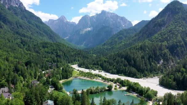 美しい山とジャスナ湖 トリグラフ国立公園の自然景色 トリグラフ国立公園 スロベニア ヨーロッパ スロベニアのクラッジンカラのマウンテンレイクジャスナ — ストック動画