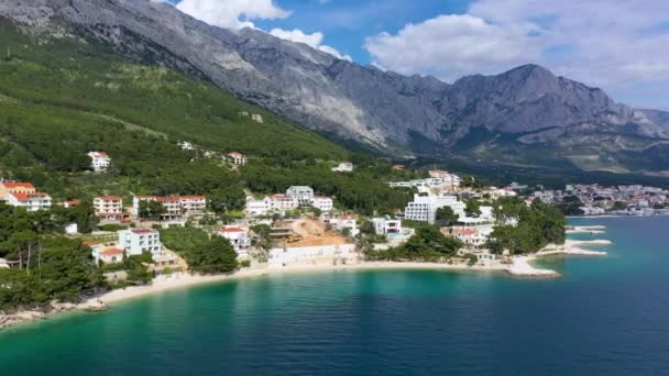 クロアチアのマカルスリベラの美しいブレラ 素晴らしいターコイズクリーンな水と白い砂とアドリア海 クロアチアのダルマチア地方マカルスリビエラのブレラビーチとウォーターフロントの空中ビュー — ストック動画