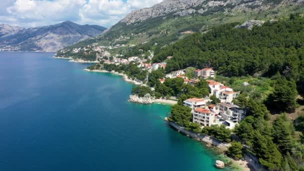 Hermosa Brela Makarska Riviera Croacia Mar Adriático Con Agua Limpia — Vídeos de Stock