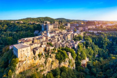 İtalya, Toskana 'nın Grosseto ilindeki Tuff kayaları üzerinde ortaçağ Pitigliano kasabası. Pitigliano İtalya 'nın Güney Toskana şehrinde küçük bir ortaçağ kasabasıdır..