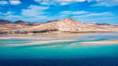 Jandia Yarımadası, Risco del Paso, Playas de Sotavento ve Laguna de Sotavento, Fuerteventura, Kanarya Adaları, İspanya, Atlantik, Avrupa. Uçurtma okyanusta uçuyor, Sotavento plajı, Fuerteventura