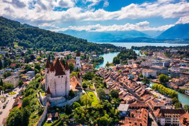 Thun şehrinin Alpleri ve Thunersee Gölü ile Panorama 'sı, İsviçre. Tarihsel Thun şehri ve Thun Gölü ile Bernese Highlands arka planda Alpler, Canton Bern, İsviçre.