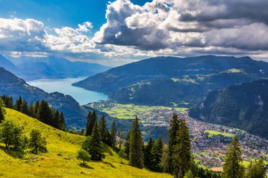 Bernese Oberland, Bern Kantonu 'ndaki Schynige Platte Yolu' ndan güzel Thun Gölü ve Brienz Gölü manzarası. İsviçre Alplerinde Schynige Platte adında popüler bir dağdır..