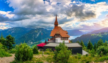 Harder Kulm 'un güzel tepesi İsviçre Interlaken' de yaz günbatımında. Arka planda Thun Gölü ve Brienz Turkuazı var. Interlaken üzerinden Harder Kulm 'un tepesinde çarpıcı bir manzara. Berner Oberland, İsviçre