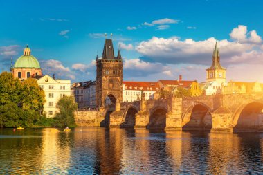 Çek Cumhuriyeti Prag 'daki Charles Köprüsü. Prag, Çek Cumhuriyeti. Charles Bridge (Karluv Most) ve Old Town Tower. Vltava Nehri ve Charles Köprüsü. Dünya seyahati, gezi ve turizm kavramı.