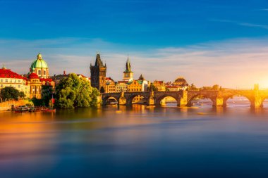 Prag'ın eski şehri. Çek Cumhuriyeti nehir Vltava üzerinde Charles Köprüsü silueti üzerinde. Kırmızı çatılı Prag panorama manzara manzarası. Petrin Tepesi'nden Prag manzarası, Prag, Çekya.