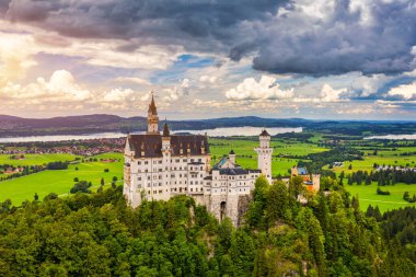 Fussen, Bavyera, Almanya yakınlarındaki manzaralı Neuschwanstein Şatosu. Hohenschwangau, Almanya 'daki Neuschwanstein Kalesi. 