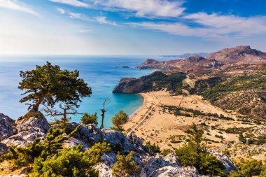 Yukarısından altın kum manzaralı Tsampika plajı, Rodos, Yunanistan. Gökkuşları ünlü Tsampika, Rodos adası, Dodecanese, Yunanistan sahillerine bakıyor