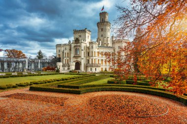 Hluboka nad Vltavou Şatosu Çek Cumhuriyeti 'nin en güzel kalelerinden biridir. Sonbaharda Hluboka nad Vltavou Şatosu 'nda kırmızı yapraklarla, Çek Cumhuriyeti. Hluboka nad Vltavou kalesinin renkli sonbahar manzarası.