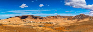 İspanya 'nın Kanarya Adaları' ndaki Fuerteventura Adası 'ndaki Betancuria Ulusal Parkı. Fuerteventura 'daki Betancuria Ulusal Parkı' nın insansız hava aracından muhteşem bir manzara.