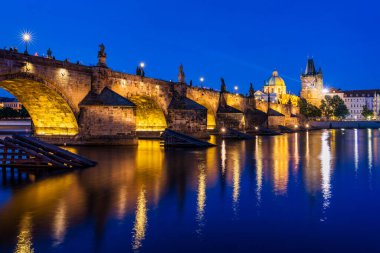 Charles Köprüsü, Charles Köprüsü Eski Şehir Kulesi, Prag, Çek Cumhuriyeti. Prag 'ın eski kasabası ve ikonik Charles Köprüsü, Çek Cumhuriyeti. Charles Köprüsü (Karluv Most) ve Eski Şehir Kulesi.