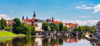 Orta Çağ Pisek Kasabası ve Çek Cumhuriyeti 'nin Güney Bohemya bölgesindeki Otava nehri üzerindeki tarihi taş köprü. Pisek Stone Köprüsü, Çek Cumhuriyeti 'nin en eski korunmuş erken dönem Gotik köprüsü..