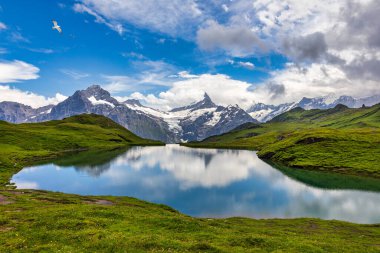 Şafakta Bachalpsee Gölü, Bernese Oberland, İsviçre. Alp dağının manzarası. Schreckhorn ve Wetterhorn. İsviçre Alpleri, Grindelwald Vadisi, Interlaken, Avrupa, İsviçre.