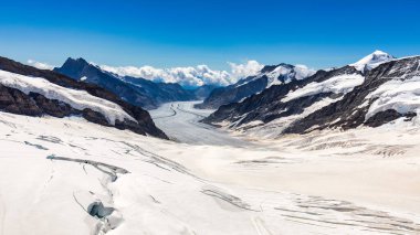 İsviçre, Jungfraujoch 'taki Aletsch Buzulu. Jungfraujoch, Avrupa 'nın tepesi, dünyanın en yüksek gözlemevlerinden biri Jungfrau tren istasyonunda, Bernese Oberland, İsviçre.