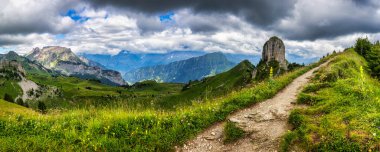 İsviçre Alplerinde Schynige Platte adında popüler bir dağ. Schynige Platte, Jungfrau bölgesi, İsviçre. Schynige Platte 'den Wetterhorn, Schreckhorn ve Eiger.