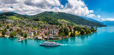 İsviçre 'nin İsviçre Alplerindeki Thunersee Gölü' nde Oberhofen panoramik manzara. İsviçre 'nin Bern Kantonu' ndaki Thun Gölü 'ndeki (Thunersee) Oberhofen kasabası. İsviçre Thun Gölü 'ndeki Oberhofen kasabası.. 