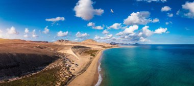 Jandia Yarımadası, Risco del Paso, Playas de Sotavento ve Laguna de Sotavento, Fuerteventura, Kanarya Adaları, İspanya, Atlantik, Avrupa. Uçurtma okyanusta uçuyor, Sotavento plajı, Fuerteventura